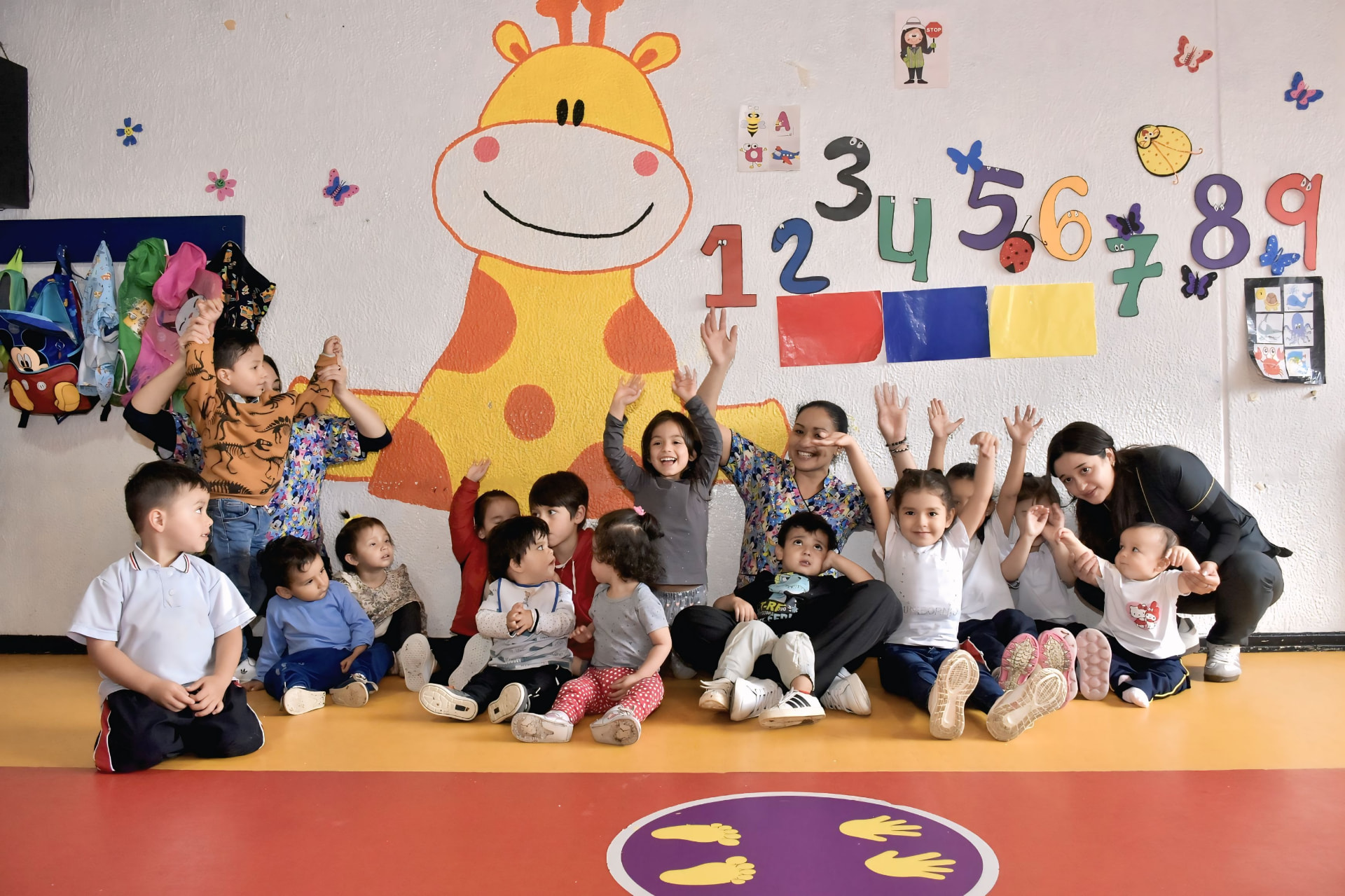 Mis Primeras Creaciones — group of children with their teachers
